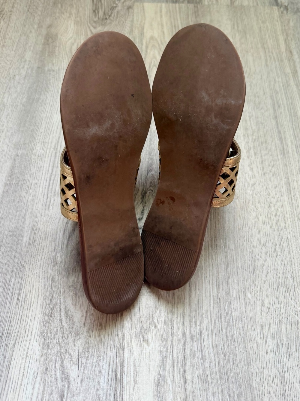 Tory Burch - Metallic Gold Leather Slide Sandals with Cutout Logo - Picture 7 of 8